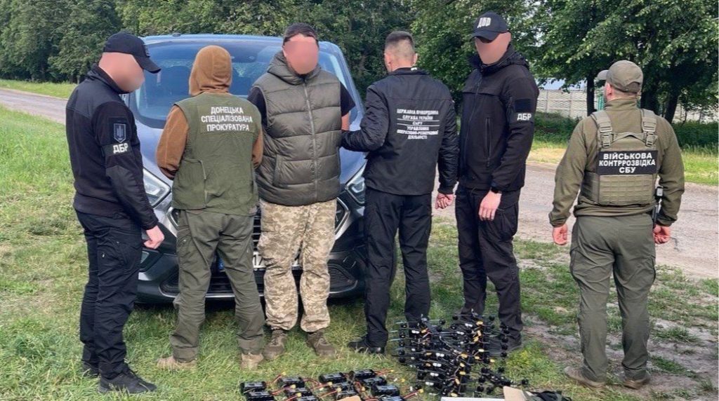 ДБР та СБУ затримали бойового медика, який продавав списані безпілотники
