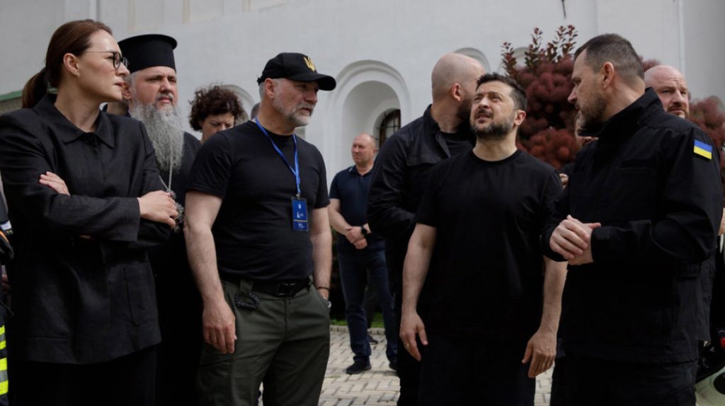 Зеленський побував у пошкодженій Лаврі і запевнив, що відповідь на дії Росії буде