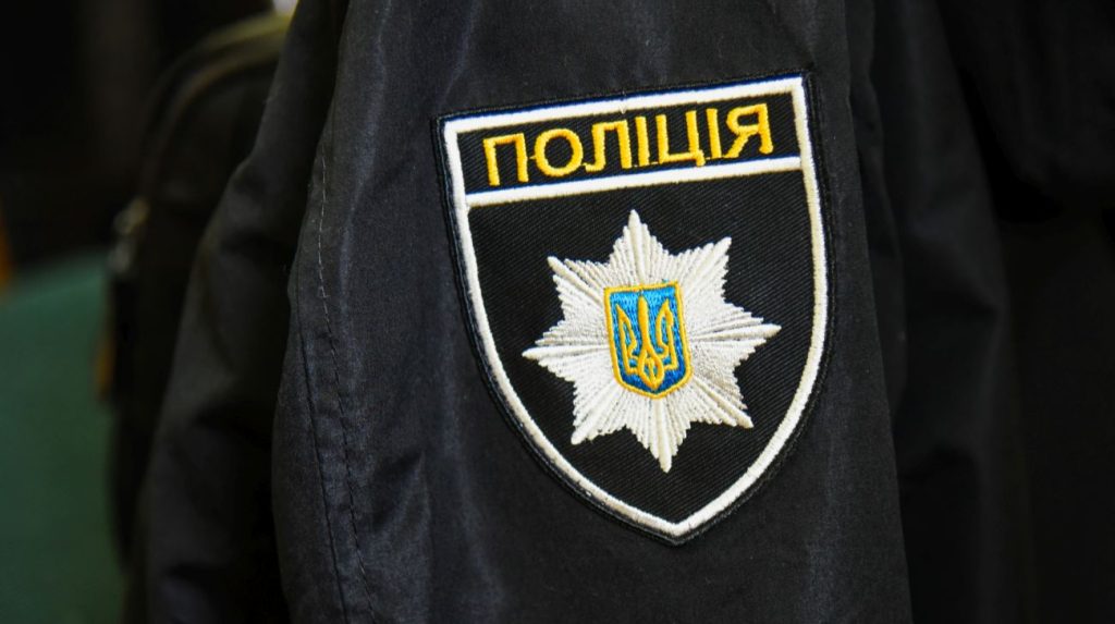 У Харкові чоловік напав на людей у кіоску й утік: троє постраждалих