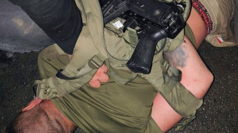Чоловік відкрив стрілянину з автомата біля ТЦК на Хмельниччині