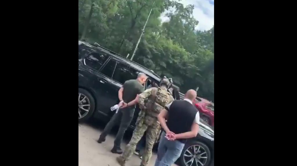 ДБР зупинило авто з ексвійськкомом Борисовим на виїзді з Києва і проводить обшуки – джерела