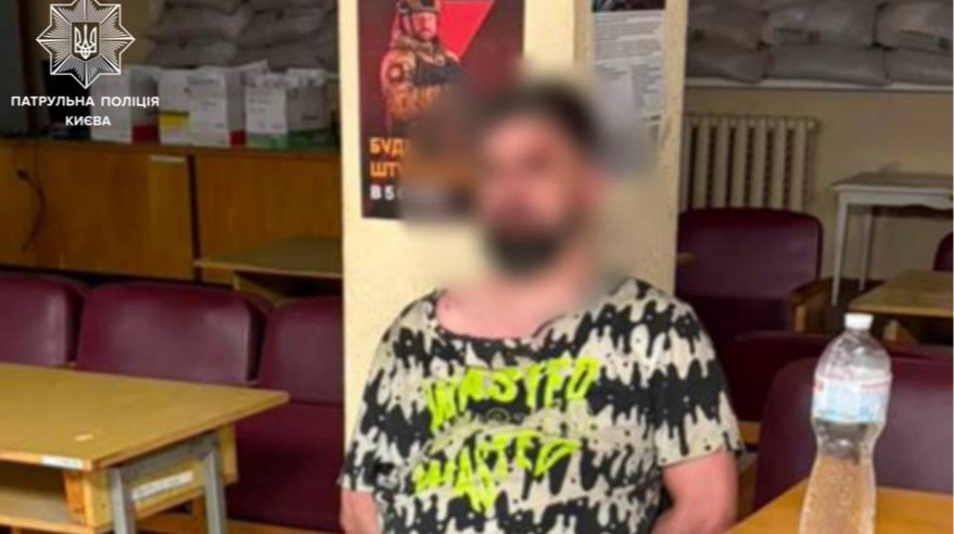 У Києві група осіб перешкоджала затриманню правопорушника, патрульні прокоментували інцидент