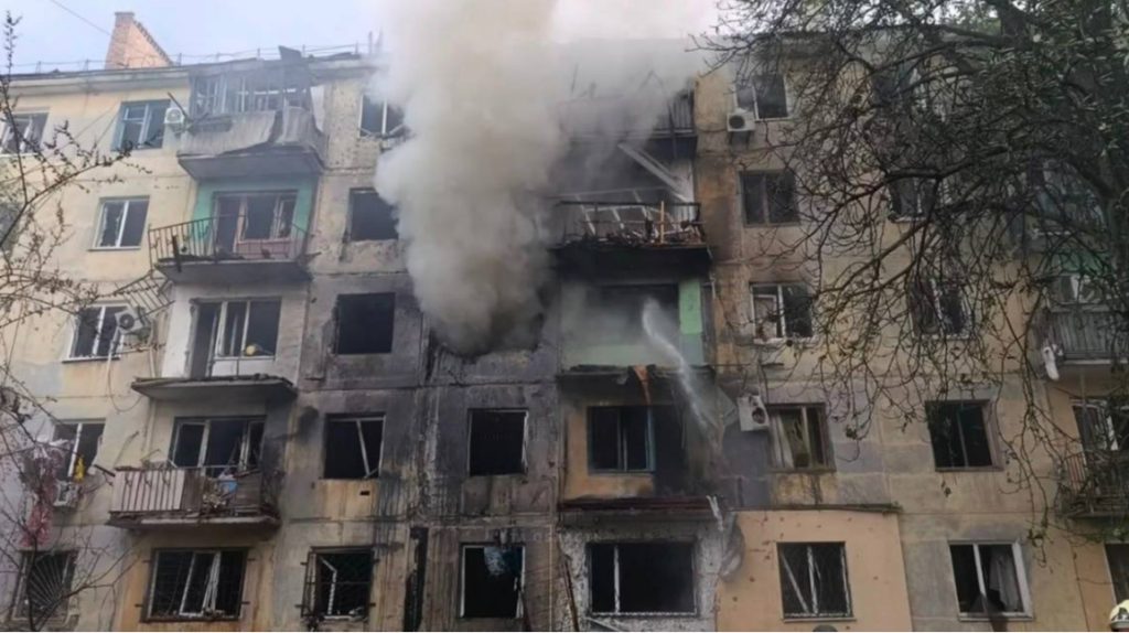 РФ атакувала Павлоград на Дніпропетровщині: виникла пожежа в житловому будинку