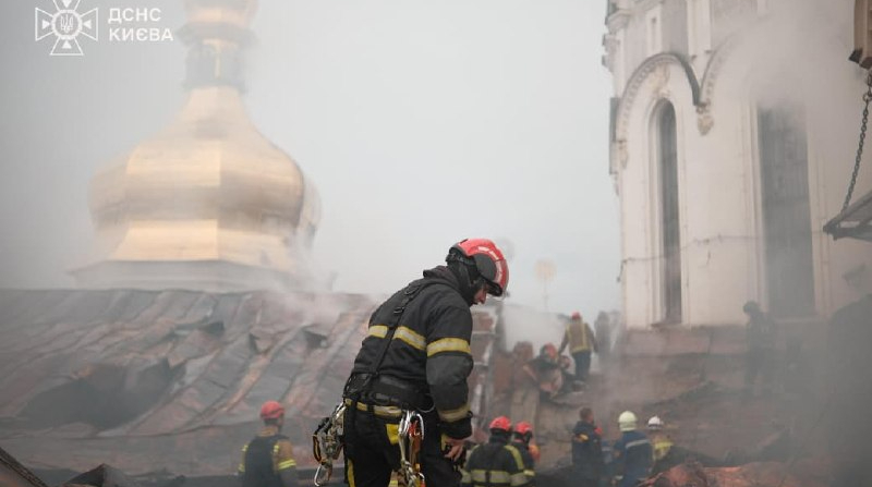 Масштабні пожежі у Лаврі і "Мистецькому арсеналі" досі гасять
