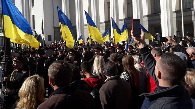 Понад 50% українців вважають виправданим втручання президента в роботу Ради та Кабміну – КМІС