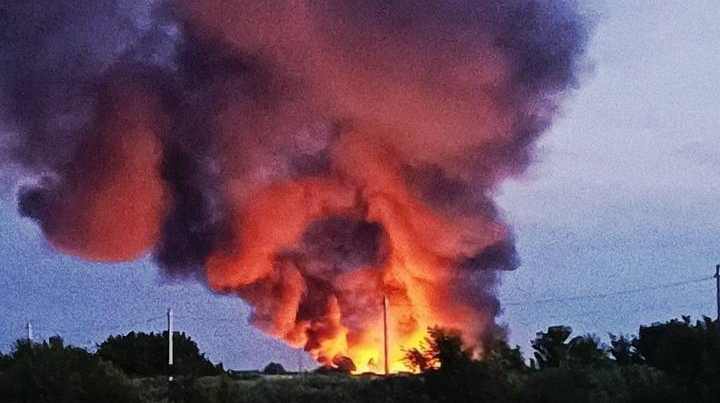 У Росії після атаки безпілотників горять нафтобаза та військові склади – ЗМІ