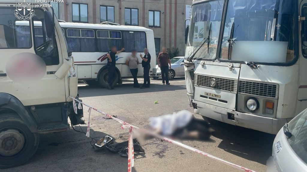 Вантажівка влетіла в людей, які виходили з автобуса на Закарпатті: двоє загиблих і троє поранених