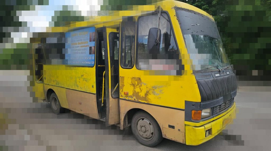 Дрон РФ влучив у маршрутку в Херсоні: одна людина загинула, троє поранені