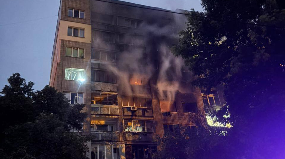 Рятувальники повідомили про наслідки ворожої атаки у 10 районах Києва