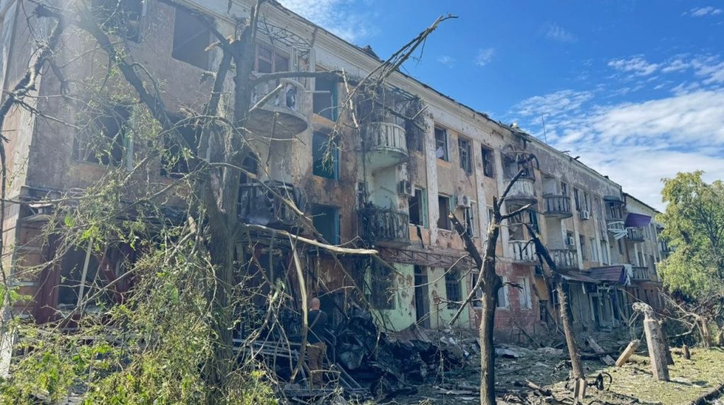 Ще 14 цивільних поранені та троє вбиті на Донеччині та Херсонщині