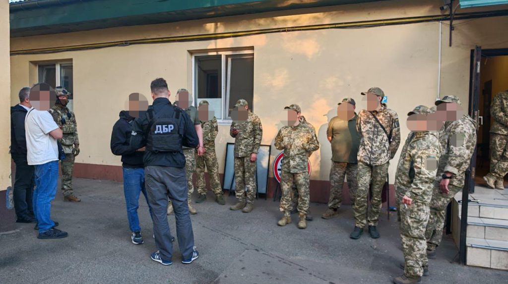 Історія з "капцями в зубах" має продовження: ДБР розповіло про схему в ТЦК, де били і залякували чоловіків
