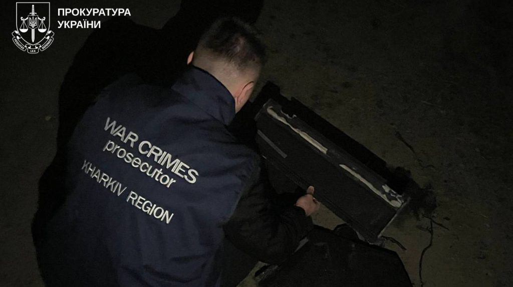 У Харкові по рятувальниках, які гасили пожежу, РФ завдала ще чотирьох ракетних ударів – деталі від прокуратури