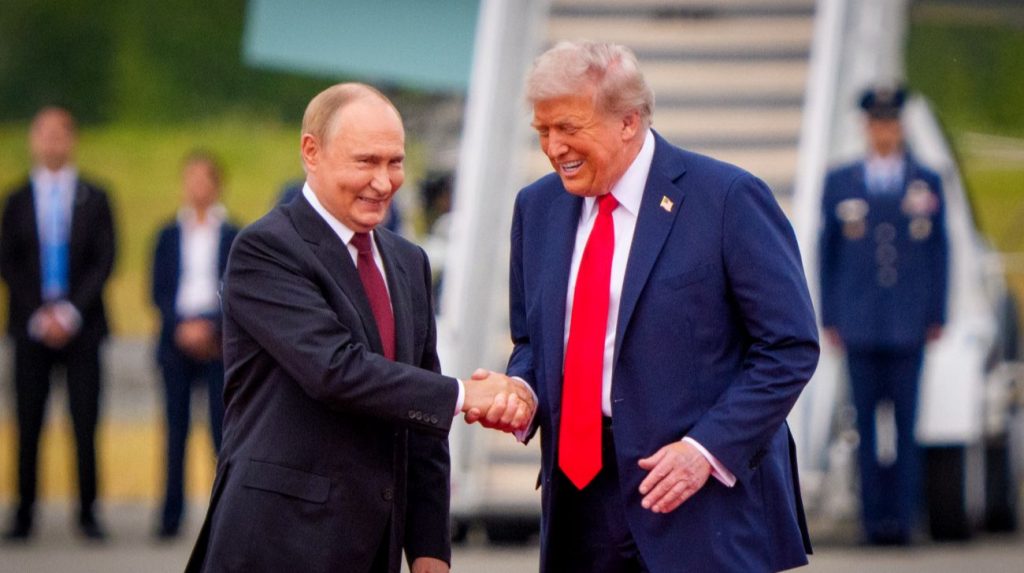 Трамп, окрім Зеленського, поговорив і з Путіним: нібито готовий вплинути на Київ