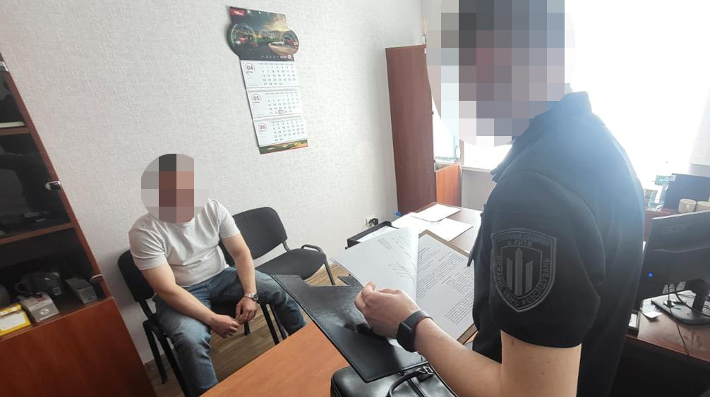 Одягнув кайданки і продовжив бити беззахисного: ДБР підозрює поліцейського з групи оповіщення