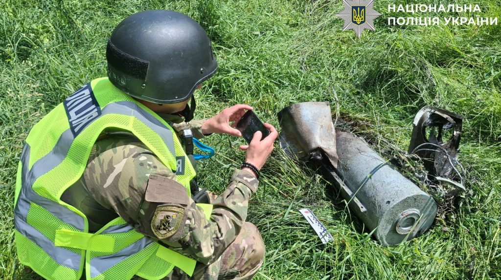 Поліцейські вилучили бойову частину російського дрона поблизу проїжджої частини в Києві