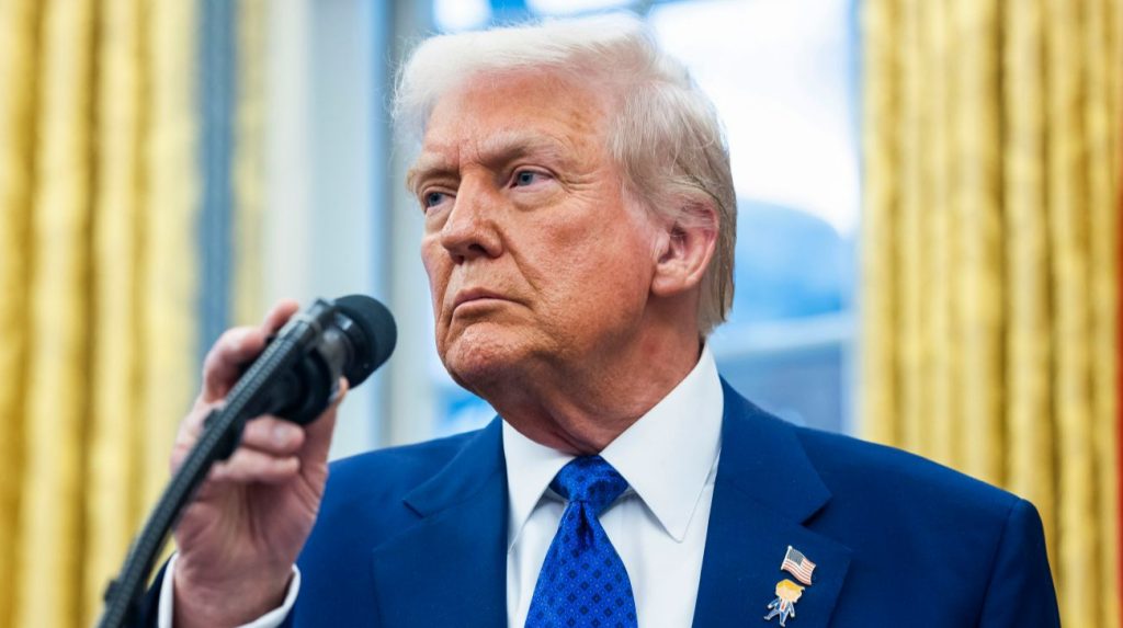 Трамп припускає, що не буде продовжувати винятки з санкцій проти російської нафти
