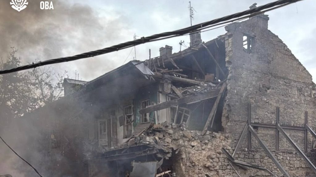 Росія вдарила по житловому будинку в Одесі: постраждали двоє людей