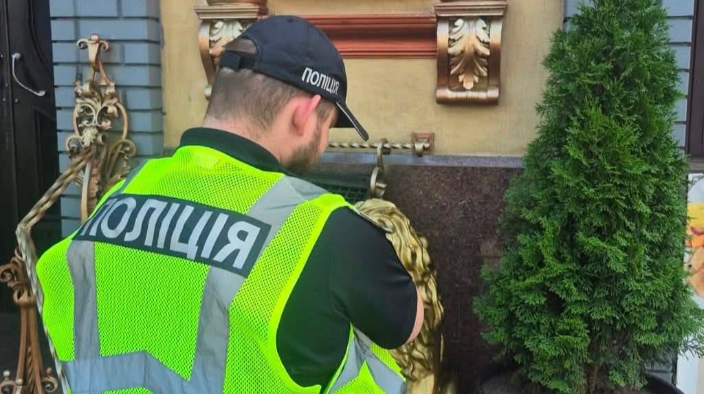 У Києві біля ресторану знайшли куртку з гранатами