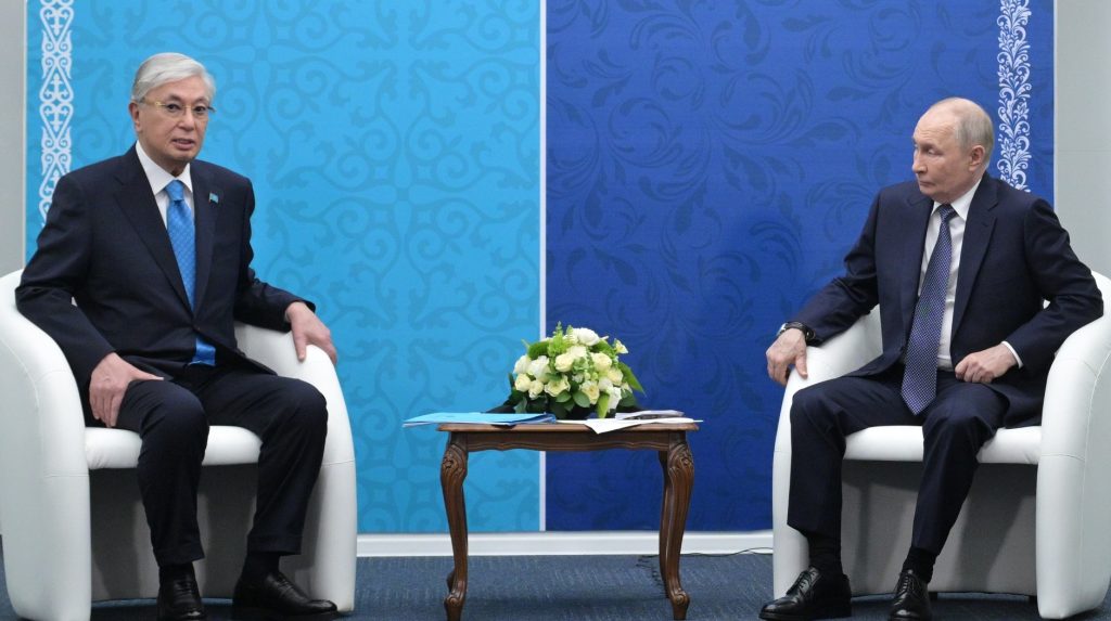 Токаєв сказав Путіну, що вже варто “заморозити” російську війну проти України