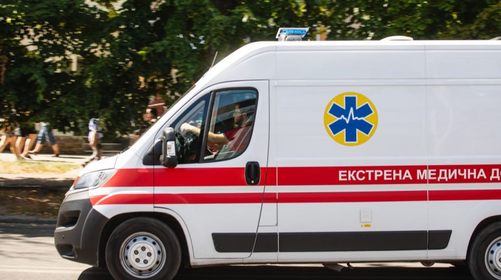 Росіяни атакували заклад торгівлі на Миколаївщині: двоє поранених