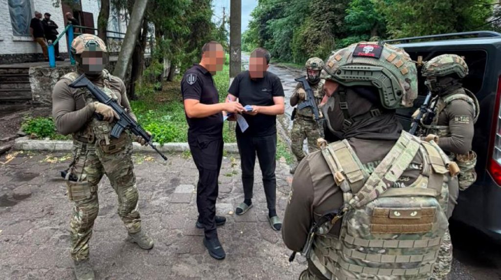 “Покарали” до травм черепа: за підозрою в знущанні з побратимів затримали двох бійців “Скелі”