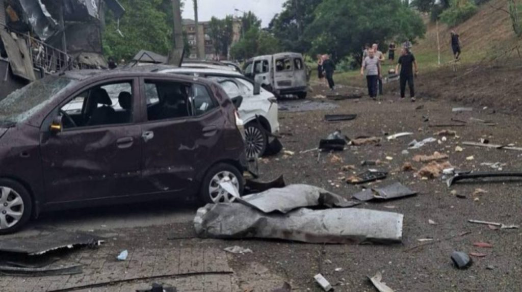 Росіяни вдарили по багатоповерхівці у Запоріжжі: під завалами люди