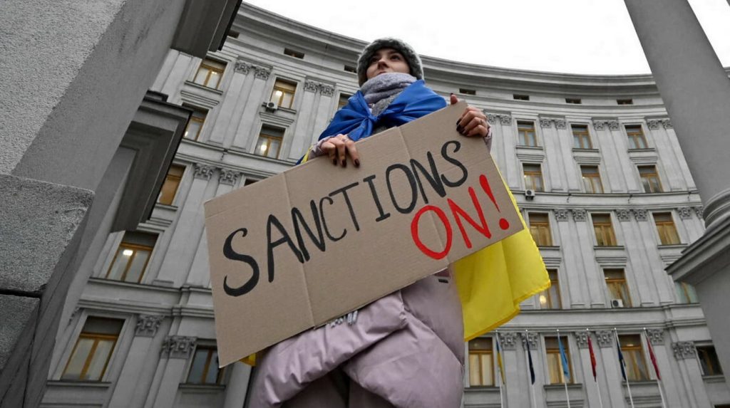 Компроміси заради санкцій. Як ЄС домовився про нову хвилю тиску на Росію і що довелося “здати”