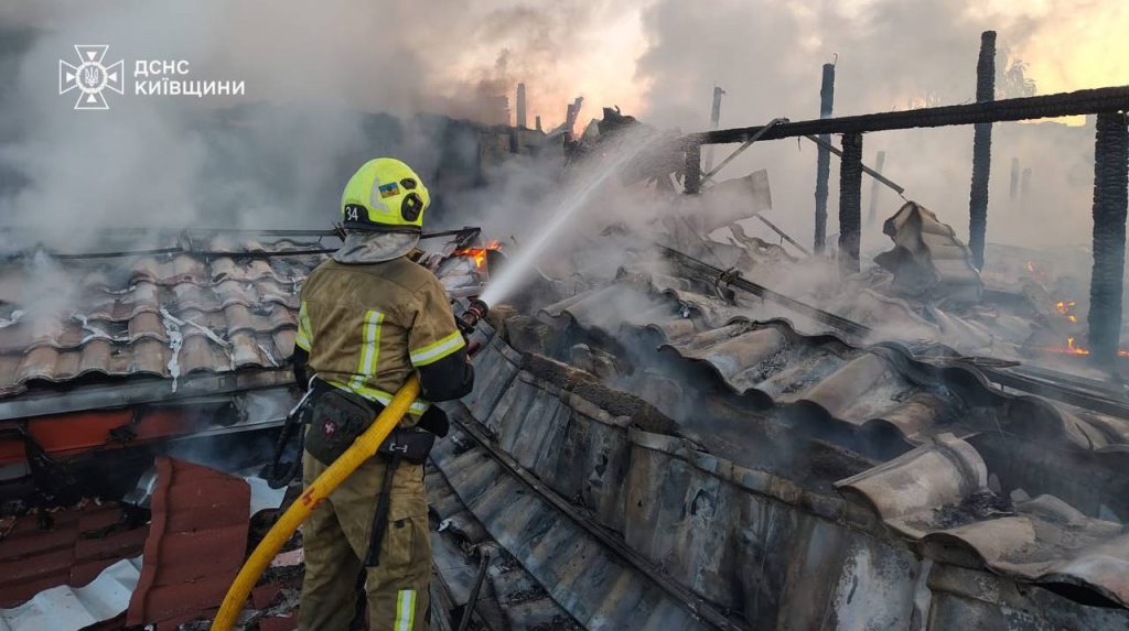 Росіяни атакували житловий будинок під Києвом: постраждали 5 людей