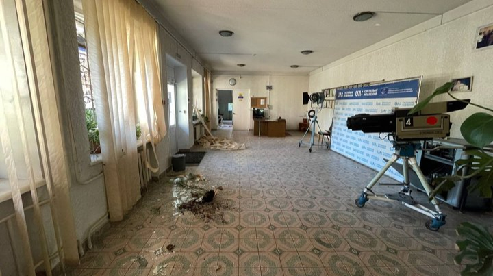 “Вибили понад 50 вікон”: Під час атаки на Кривий Ріг росіяни пошкодили студію “Суспільного”