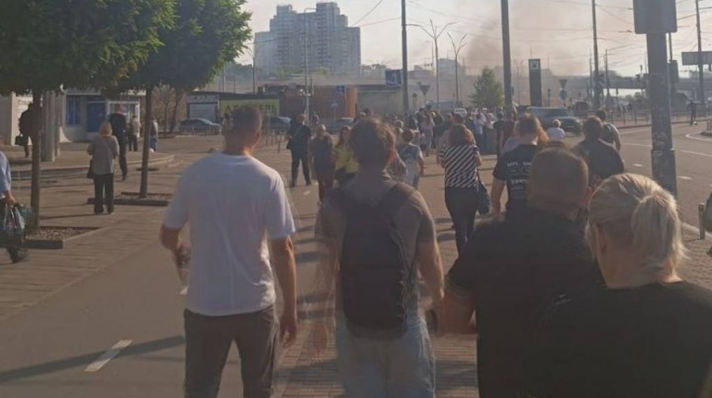 Росіяни атакують Київ дронами – є влучання в АЗС