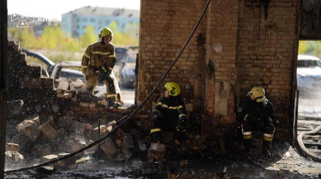 Росіяни вдень вдарили по складах у Києві: двоє загиблих