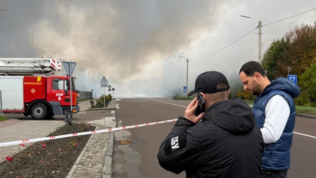 Окупанти вдарили по торговельному центрі на Рівненщині: троє поранених