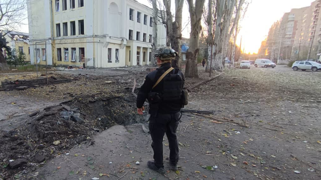 РФ атакувала Слов’янськ ФАБами: зруйновані будинки, освітній заклад, кафе, є поранені