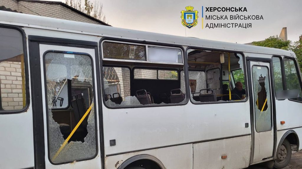 Росіяни вдарили дроном по маршрутці в Херсоні: 6 постраждалих ушпиталили