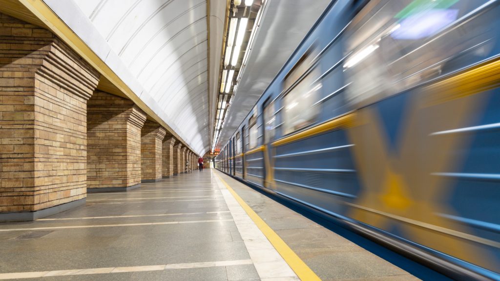У Києві влучання в енергооб’єкт: метро зупинялось, але рух уже відновили