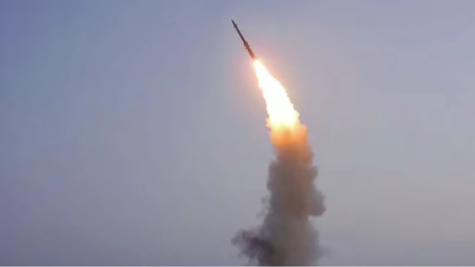 Росія ввечері понеділка атакувала балістикою Київ