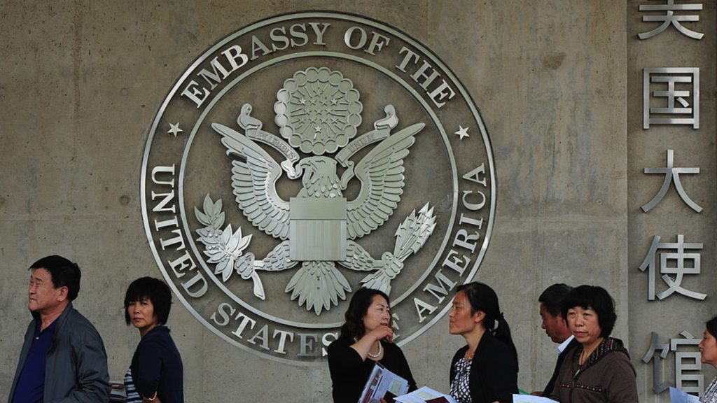 США призупинили безвіз для громадян Китаю через загрозу шпигунства та “пологовий туризм”