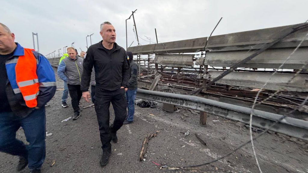Кличко показав фото уражень на Південному мосту