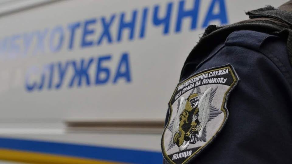 У Києві уламки дрона РФ впали на дах медзакладу: працюють екстрені служби