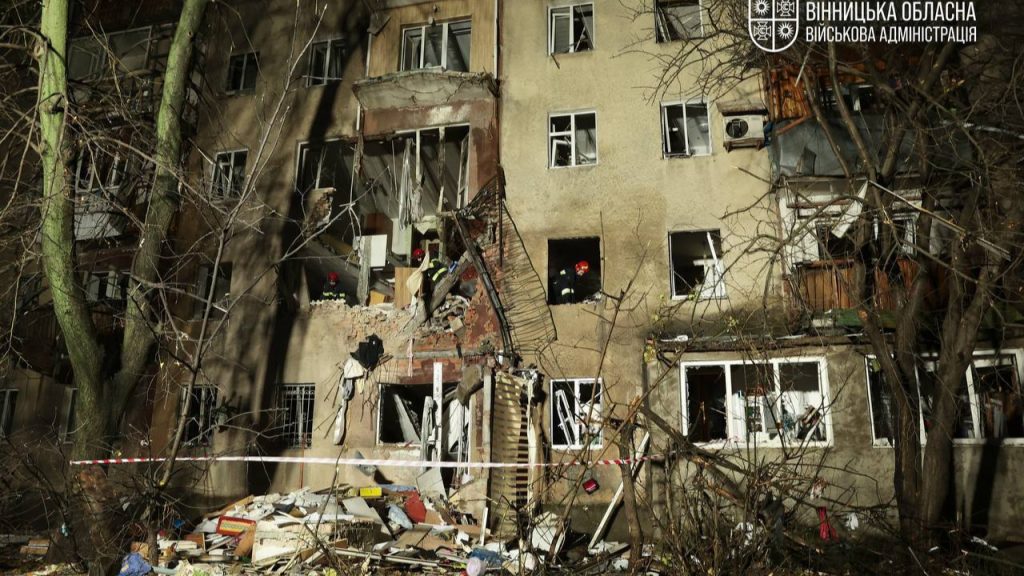 Росіяни вдарили по п’ятиповерхівці у Вінниці: 6 постраждалих, є повністю знищені квартири