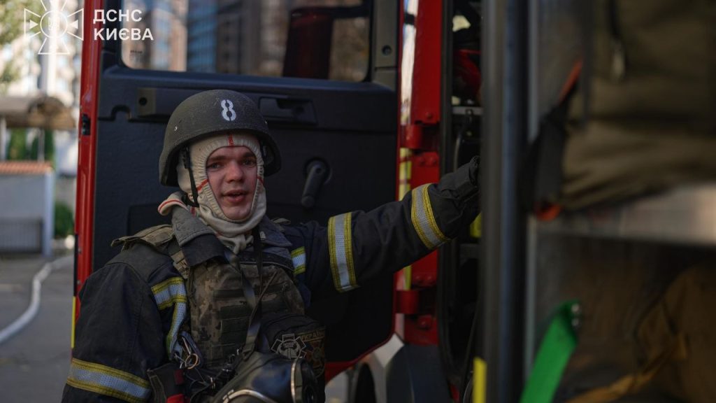 У Києві російські БпЛА поцілили в склали і гаражі: за день уже 12 постраждалих