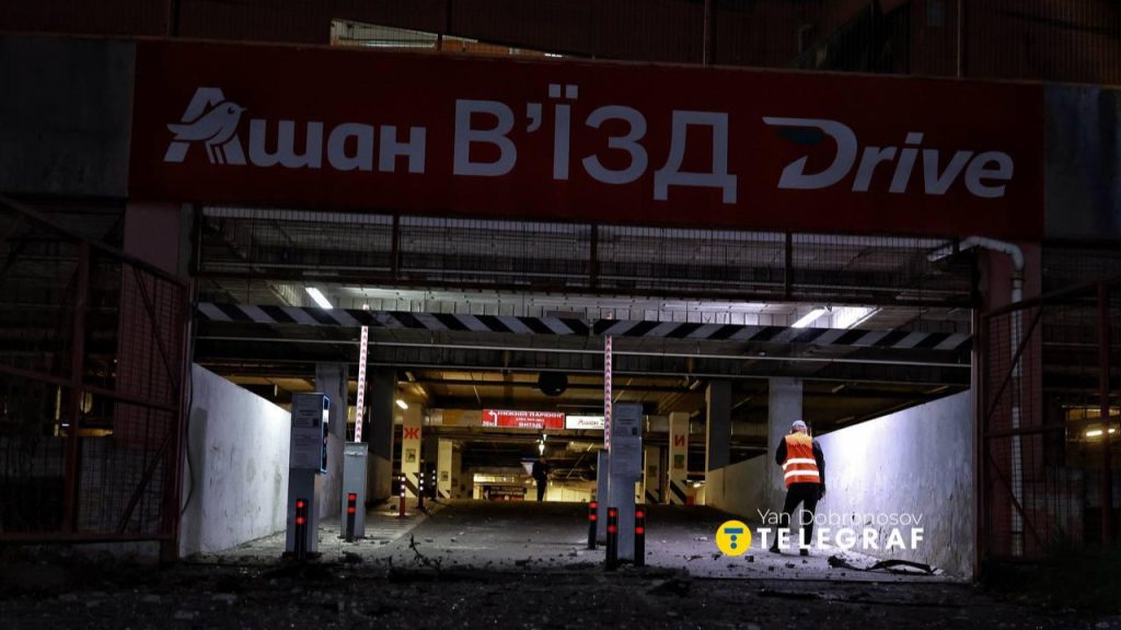 Під час обстрілу Києва росіяни пошкодили “Ашан”